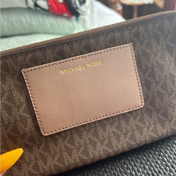 Michael kors zippered Brown and tan 2 zippered wallet/wristlet - Picture 6 of 16